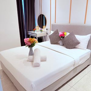 Deluxe One-Bedroom Apartment